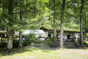 Die Pfälzerwald-Verein-Hütte am Entenweiher